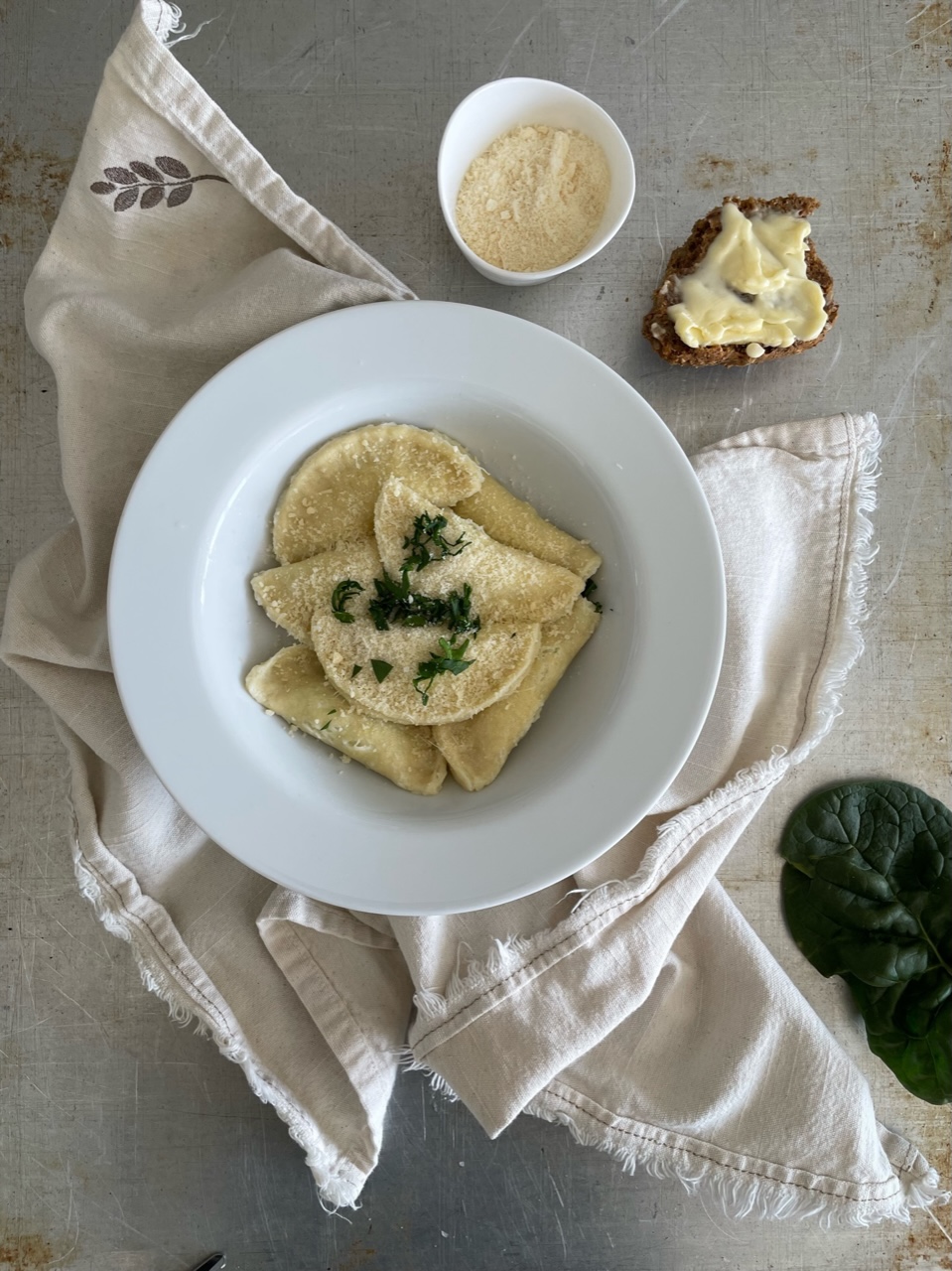 Hjemmelaget glutenfri ravioli fylt med spinat, spekeskinke og ricotta