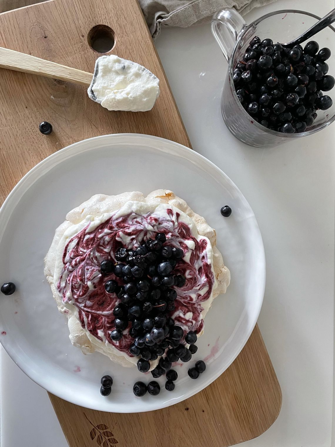 Cornflakes pavlova med blåbærkrem