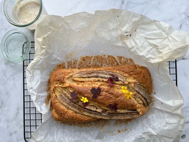 Bananbrød av surdeig og havremel