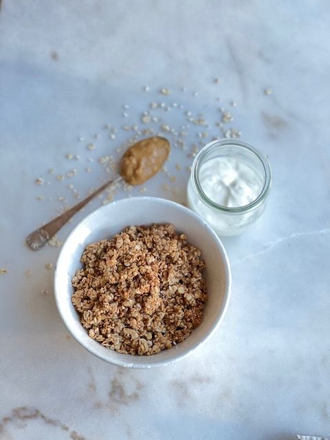 Hjemmelaget granola med peanøttsmør