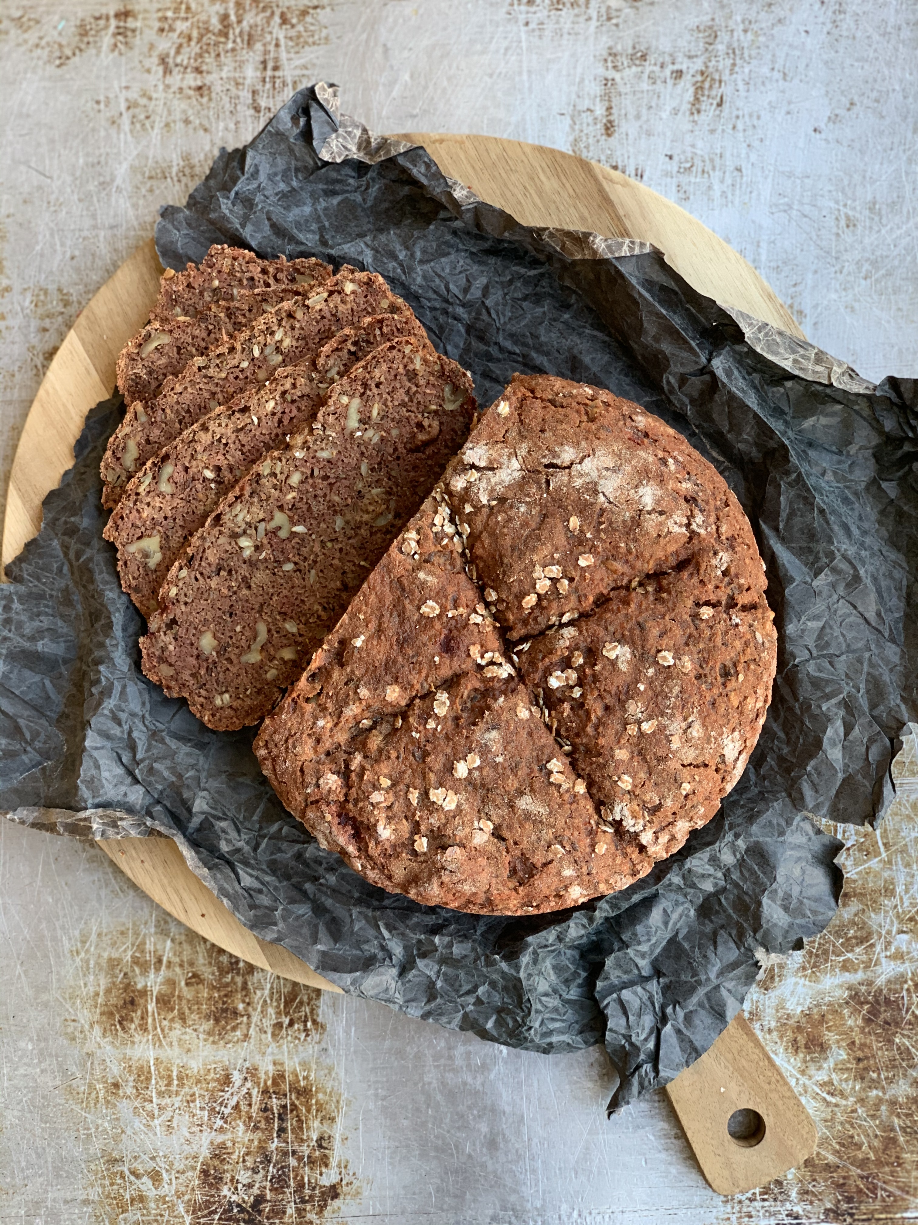 glutenfritt eltefritt brød med røbeter og valnøtter